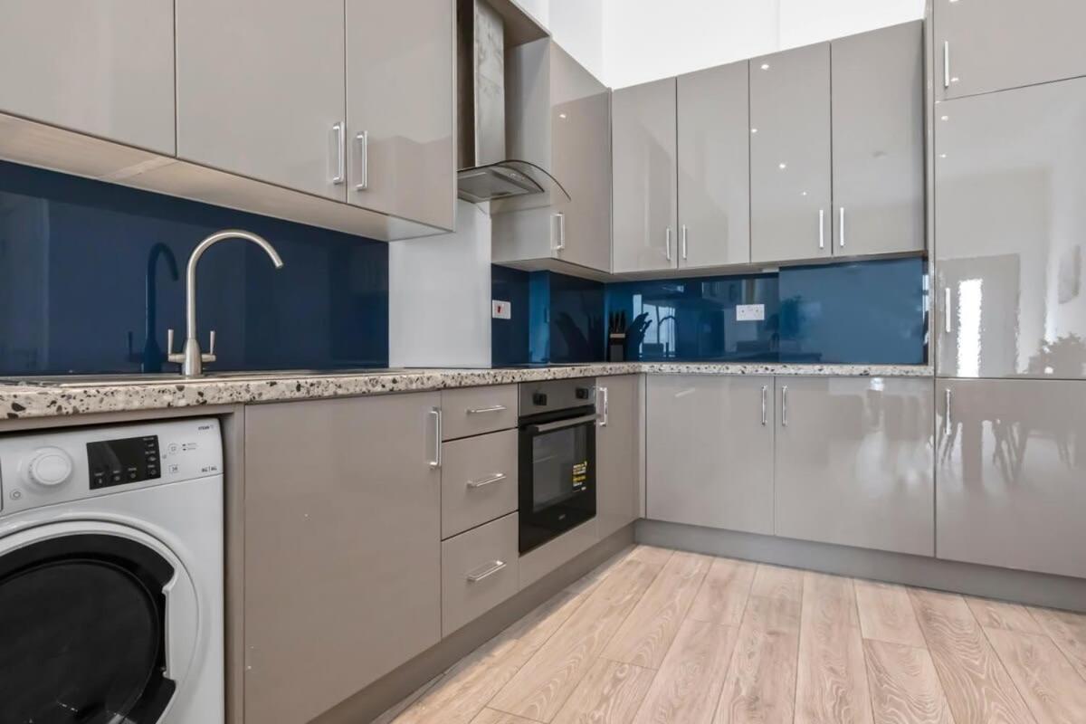 Lovely 1 Bedroom Apartment In Central Woking Dış mekan fotoğraf
