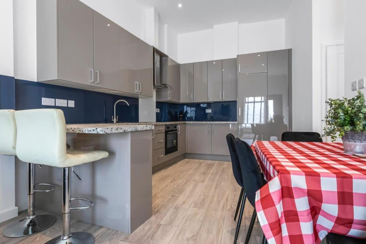 Lovely 1 Bedroom Apartment In Central Woking Dış mekan fotoğraf