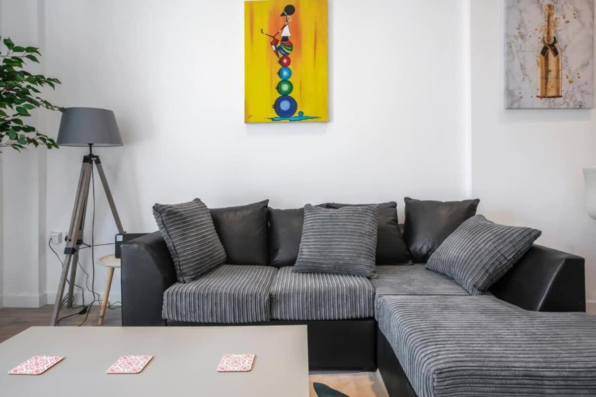 Lovely 1 Bedroom Apartment In Central Woking Dış mekan fotoğraf